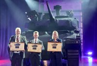 Představení CV90 Mk IV pro Armádu ČR se zúčastnila ministryně obrany ČR Jana Černochová (vpravo), ministr obrany Švédska Pål Jonson (uprostřed) a ředitel BAE Hägglunds Tommy Gustafsson-Rask